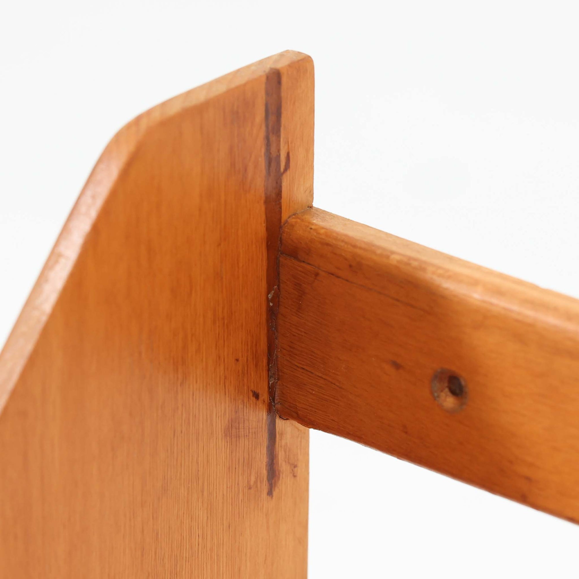 Borge Mogensen（ボーエ・モーエンセン）デザイン、FDB Mobler製のウォールシェルフ Model B5です。ビーチ無垢材を使用したシンプルで温かみのあるデザインが特徴で、北欧家具ならではの機能性と美しさを兼ね備えています。両サイドのパネルと背面のバー構造により、収納物が安定しやすく、実用性の高い設計となっています。中央の仕切りによって本や小物を整理しやすく、キッチンやリビング、書斎などさまざまな空間で活躍します。素朴で飽きのこないフォルムは、モーエンセンの「日常生活のための家具」という思想を体現したデザイン。デンマーク製の北欧ビンテージならではの味わい深い木の質感が魅力の一品です。