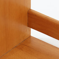 Borge Mogensen（ボーエ・モーエンセン）デザイン、FDB Mobler製のウォールシェルフ Model B5です。ビーチ無垢材を使用したシンプルで温かみのあるデザインが特徴で、北欧家具ならではの機能性と美しさを兼ね備えています。両サイドのパネルと背面のバー構造により、収納物が安定しやすく、実用性の高い設計となっています。中央の仕切りによって本や小物を整理しやすく、キッチンやリビング、書斎などさまざまな空間で活躍します。素朴で飽きのこないフォルムは、モーエンセンの「日常生活のための家具」という思想を体現したデザイン。デンマーク製の北欧ビンテージならではの味わい深い木の質感が魅力の一品です。