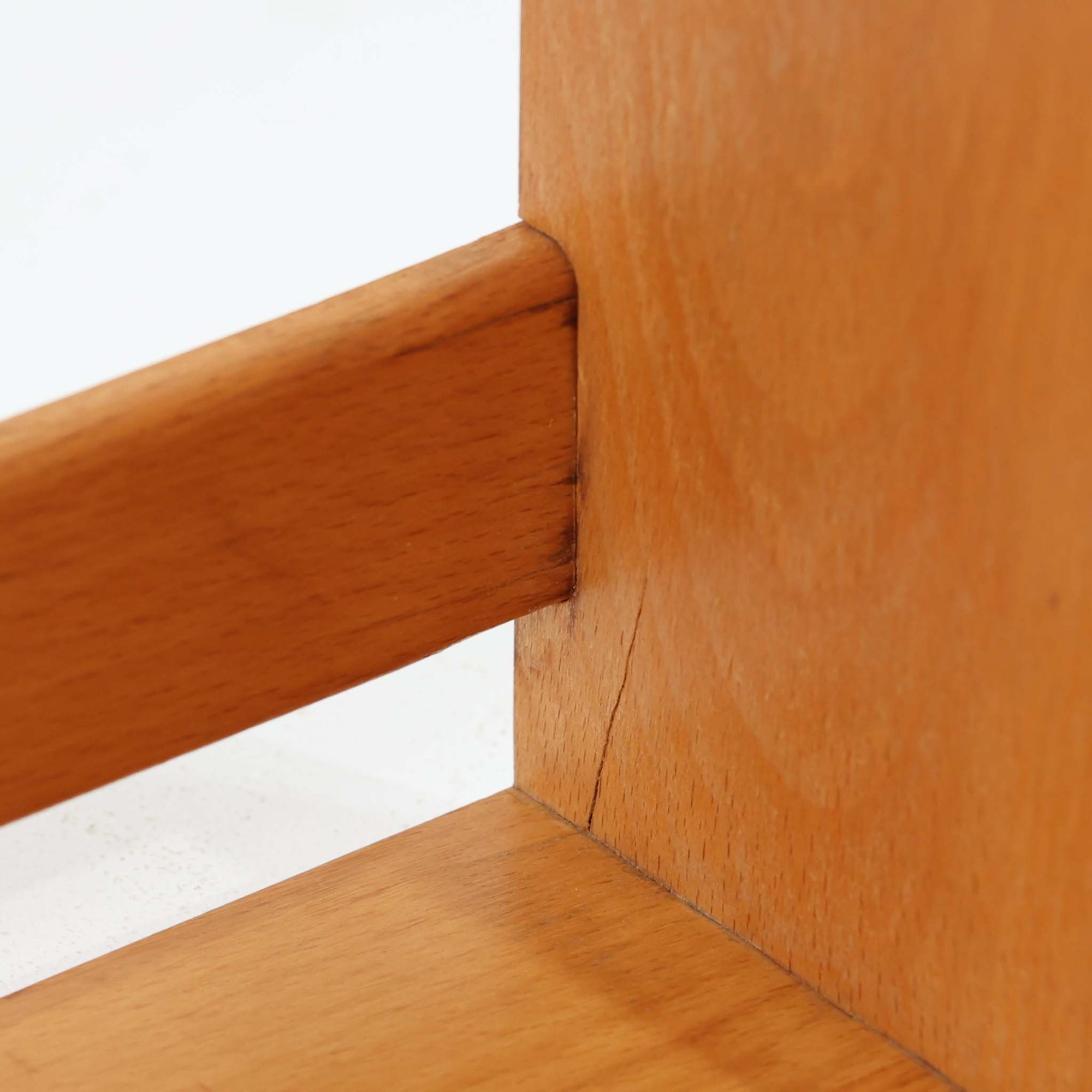 Borge Mogensen（ボーエ・モーエンセン）デザイン、FDB Mobler製のウォールシェルフ Model B5です。ビーチ無垢材を使用したシンプルで温かみのあるデザインが特徴で、北欧家具ならではの機能性と美しさを兼ね備えています。両サイドのパネルと背面のバー構造により、収納物が安定しやすく、実用性の高い設計となっています。中央の仕切りによって本や小物を整理しやすく、キッチンやリビング、書斎などさまざまな空間で活躍します。素朴で飽きのこないフォルムは、モーエンセンの「日常生活のための家具」という思想を体現したデザイン。デンマーク製の北欧ビンテージならではの味わい深い木の質感が魅力の一品です。