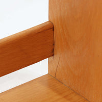 Borge Mogensen（ボーエ・モーエンセン）デザイン、FDB Mobler製のウォールシェルフ Model B5です。ビーチ無垢材を使用したシンプルで温かみのあるデザインが特徴で、北欧家具ならではの機能性と美しさを兼ね備えています。両サイドのパネルと背面のバー構造により、収納物が安定しやすく、実用性の高い設計となっています。中央の仕切りによって本や小物を整理しやすく、キッチンやリビング、書斎などさまざまな空間で活躍します。素朴で飽きのこないフォルムは、モーエンセンの「日常生活のための家具」という思想を体現したデザイン。デンマーク製の北欧ビンテージならではの味わい深い木の質感が魅力の一品です。