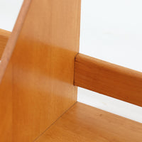 Borge Mogensen（ボーエ・モーエンセン）デザイン、FDB Mobler製のウォールシェルフ Model B5です。ビーチ無垢材を使用したシンプルで温かみのあるデザインが特徴で、北欧家具ならではの機能性と美しさを兼ね備えています。両サイドのパネルと背面のバー構造により、収納物が安定しやすく、実用性の高い設計となっています。中央の仕切りによって本や小物を整理しやすく、キッチンやリビング、書斎などさまざまな空間で活躍します。素朴で飽きのこないフォルムは、モーエンセンの「日常生活のための家具」という思想を体現したデザイン。デンマーク製の北欧ビンテージならではの味わい深い木の質感が魅力の一品です。