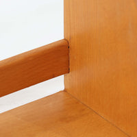 Borge Mogensen（ボーエ・モーエンセン）デザイン、FDB Mobler製のウォールシェルフ Model B5です。ビーチ無垢材を使用したシンプルで温かみのあるデザインが特徴で、北欧家具ならではの機能性と美しさを兼ね備えています。両サイドのパネルと背面のバー構造により、収納物が安定しやすく、実用性の高い設計となっています。中央の仕切りによって本や小物を整理しやすく、キッチンやリビング、書斎などさまざまな空間で活躍します。素朴で飽きのこないフォルムは、モーエンセンの「日常生活のための家具」という思想を体現したデザイン。デンマーク製の北欧ビンテージならではの味わい深い木の質感が魅力の一品です。