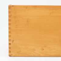 Borge Mogensen（ボーエ・モーエンセン）デザイン、FDB Mobler製のウォールシェルフ Model B5です。ビーチ無垢材を使用したシンプルで温かみのあるデザインが特徴で、北欧家具ならではの機能性と美しさを兼ね備えています。両サイドのパネルと背面のバー構造により、収納物が安定しやすく、実用性の高い設計となっています。中央の仕切りによって本や小物を整理しやすく、キッチンやリビング、書斎などさまざまな空間で活躍します。素朴で飽きのこないフォルムは、モーエンセンの「日常生活のための家具」という思想を体現したデザイン。デンマーク製の北欧ビンテージならではの味わい深い木の質感が魅力の一品です。