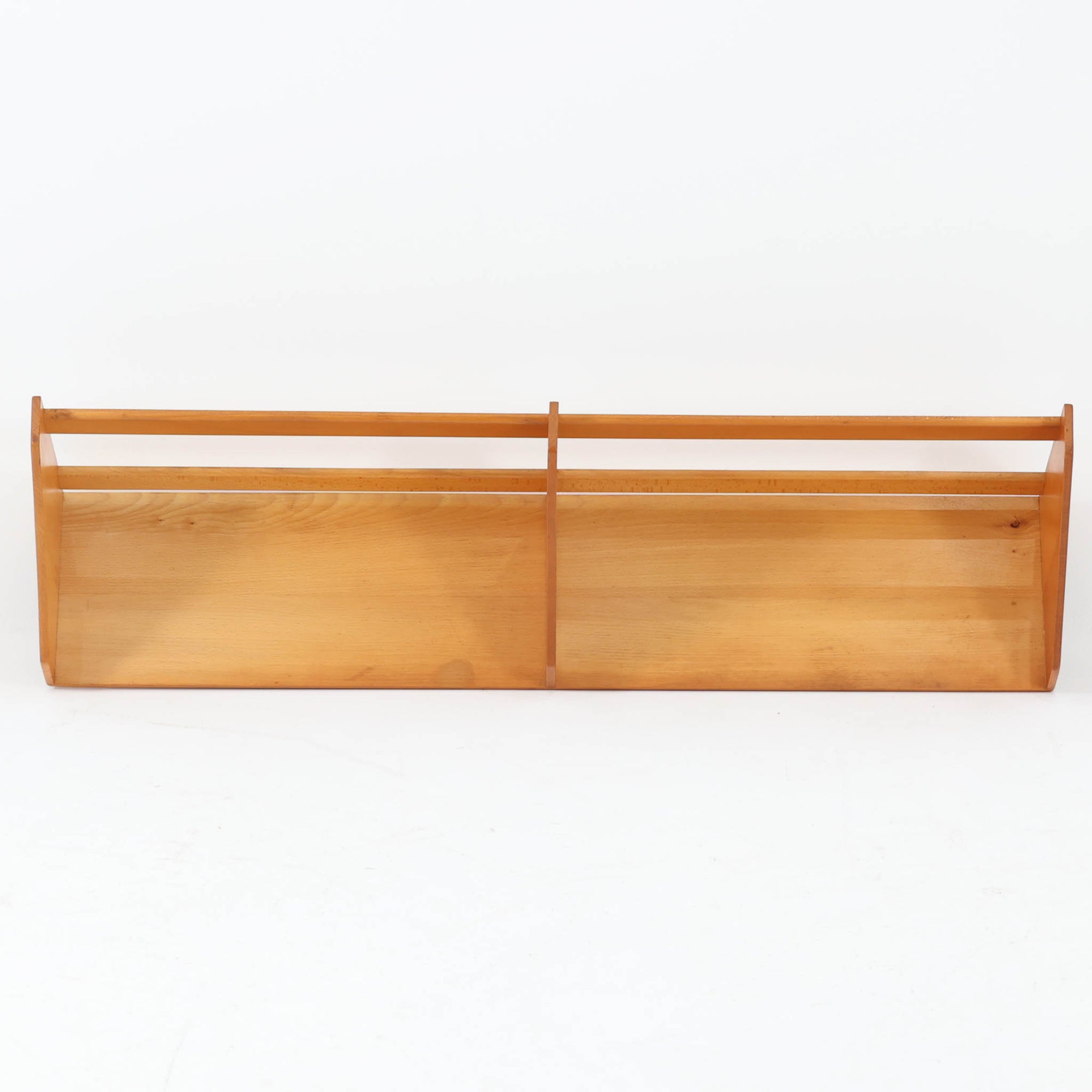 Borge Mogensen（ボーエ・モーエンセン）デザイン、FDB Mobler製のウォールシェルフ Model B5です。ビーチ無垢材を使用したシンプルで温かみのあるデザインが特徴で、北欧家具ならではの機能性と美しさを兼ね備えています。両サイドのパネルと背面のバー構造により、収納物が安定しやすく、実用性の高い設計となっています。中央の仕切りによって本や小物を整理しやすく、キッチンやリビング、書斎などさまざまな空間で活躍します。素朴で飽きのこないフォルムは、モーエンセンの「日常生活のための家具」という思想を体現したデザイン。デンマーク製の北欧ビンテージならではの味わい深い木の質感が魅力の一品です。