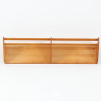 Borge Mogensen（ボーエ・モーエンセン）デザイン、FDB Mobler製のウォールシェルフ Model B5です。ビーチ無垢材を使用したシンプルで温かみのあるデザインが特徴で、北欧家具ならではの機能性と美しさを兼ね備えています。両サイドのパネルと背面のバー構造により、収納物が安定しやすく、実用性の高い設計となっています。中央の仕切りによって本や小物を整理しやすく、キッチンやリビング、書斎などさまざまな空間で活躍します。素朴で飽きのこないフォルムは、モーエンセンの「日常生活のための家具」という思想を体現したデザイン。デンマーク製の北欧ビンテージならではの味わい深い木の質感が魅力の一品です。