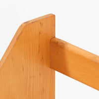 Borge Mogensen（ボーエ・モーエンセン）デザイン、FDB Mobler製のウォールシェルフ Model B5です。ビーチ無垢材を使用したシンプルで温かみのあるデザインが特徴で、北欧家具ならではの機能性と美しさを兼ね備えています。両サイドのパネルと背面のバー構造により、収納物が安定しやすく、実用性の高い設計となっています。中央の仕切りによって本や小物を整理しやすく、キッチンやリビング、書斎などさまざまな空間で活躍します。素朴で飽きのこないフォルムは、モーエンセンの「日常生活のための家具」という思想を体現したデザイン。デンマーク製の北欧ビンテージならではの味わい深い木の質感が魅力の一品です。