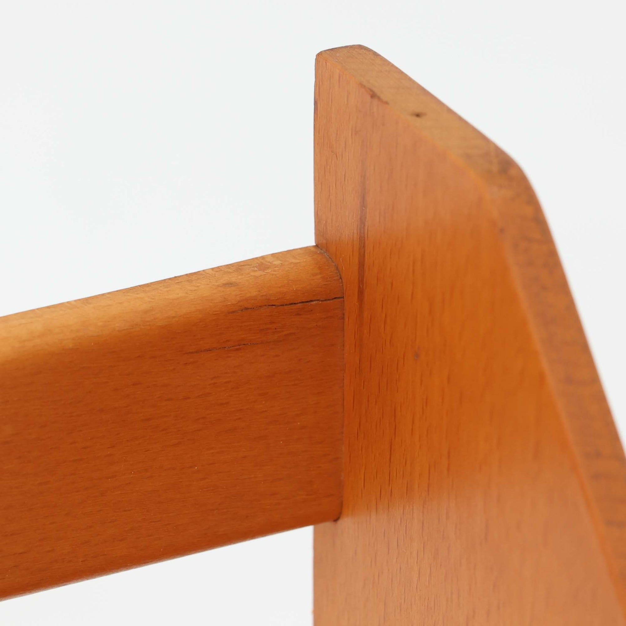 Borge Mogensen（ボーエ・モーエンセン）デザイン、FDB Mobler製のウォールシェルフ Model B5です。ビーチ無垢材を使用したシンプルで温かみのあるデザインが特徴で、北欧家具ならではの機能性と美しさを兼ね備えています。両サイドのパネルと背面のバー構造により、収納物が安定しやすく、実用性の高い設計となっています。中央の仕切りによって本や小物を整理しやすく、キッチンやリビング、書斎などさまざまな空間で活躍します。素朴で飽きのこないフォルムは、モーエンセンの「日常生活のための家具」という思想を体現したデザイン。デンマーク製の北欧ビンテージならではの味わい深い木の質感が魅力の一品です。