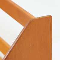 Borge Mogensen（ボーエ・モーエンセン）デザイン、FDB Mobler製のウォールシェルフ Model B5です。ビーチ無垢材を使用したシンプルで温かみのあるデザインが特徴で、北欧家具ならではの機能性と美しさを兼ね備えています。両サイドのパネルと背面のバー構造により、収納物が安定しやすく、実用性の高い設計となっています。中央の仕切りによって本や小物を整理しやすく、キッチンやリビング、書斎などさまざまな空間で活躍します。素朴で飽きのこないフォルムは、モーエンセンの「日常生活のための家具」という思想を体現したデザイン。デンマーク製の北欧ビンテージならではの味わい深い木の質感が魅力の一品です。