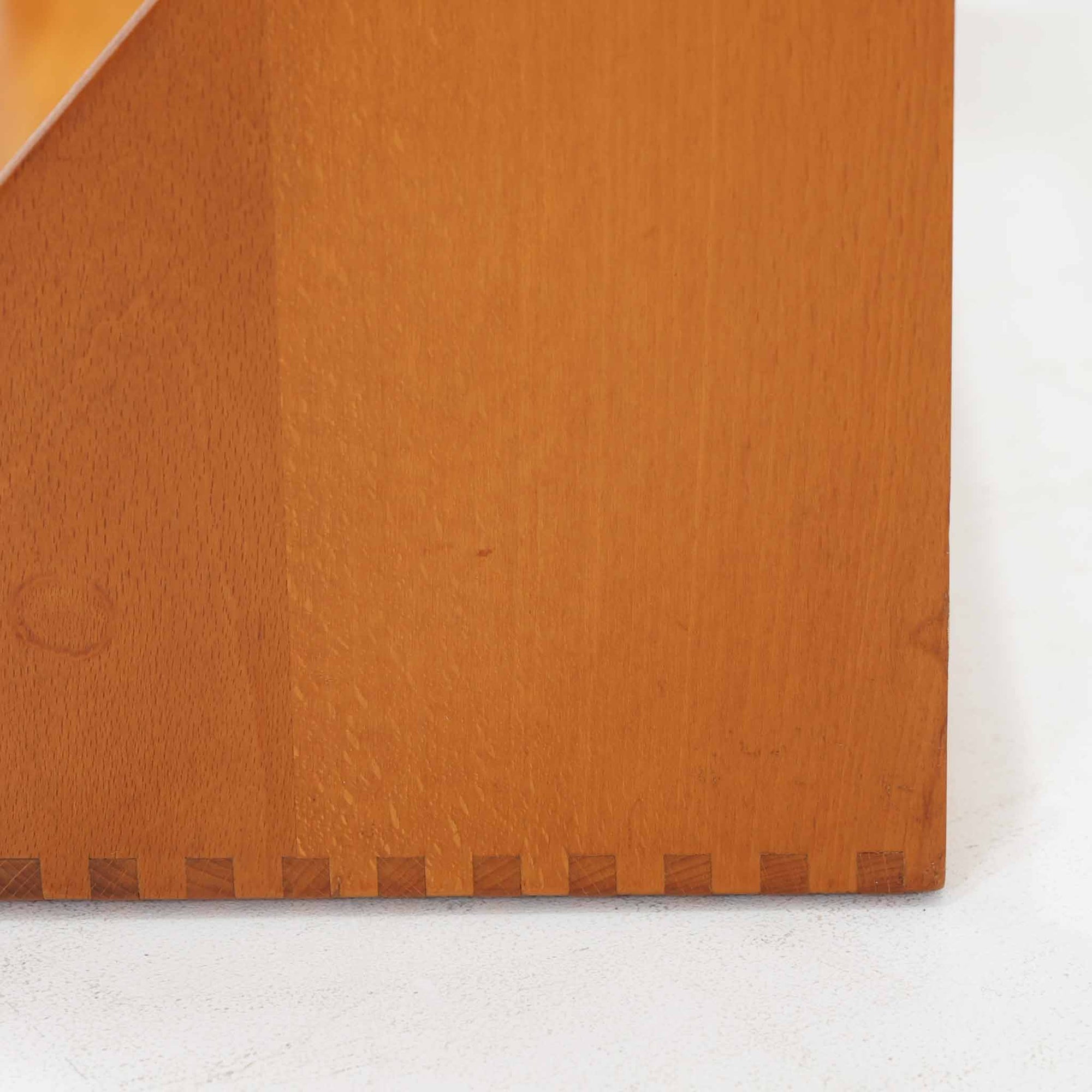 Borge Mogensen（ボーエ・モーエンセン）デザイン、FDB Mobler製のウォールシェルフ Model B5です。ビーチ無垢材を使用したシンプルで温かみのあるデザインが特徴で、北欧家具ならではの機能性と美しさを兼ね備えています。両サイドのパネルと背面のバー構造により、収納物が安定しやすく、実用性の高い設計となっています。中央の仕切りによって本や小物を整理しやすく、キッチンやリビング、書斎などさまざまな空間で活躍します。素朴で飽きのこないフォルムは、モーエンセンの「日常生活のための家具」という思想を体現したデザイン。デンマーク製の北欧ビンテージならではの味わい深い木の質感が魅力の一品です。