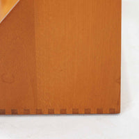 Borge Mogensen（ボーエ・モーエンセン）デザイン、FDB Mobler製のウォールシェルフ Model B5です。ビーチ無垢材を使用したシンプルで温かみのあるデザインが特徴で、北欧家具ならではの機能性と美しさを兼ね備えています。両サイドのパネルと背面のバー構造により、収納物が安定しやすく、実用性の高い設計となっています。中央の仕切りによって本や小物を整理しやすく、キッチンやリビング、書斎などさまざまな空間で活躍します。素朴で飽きのこないフォルムは、モーエンセンの「日常生活のための家具」という思想を体現したデザイン。デンマーク製の北欧ビンテージならではの味わい深い木の質感が魅力の一品です。