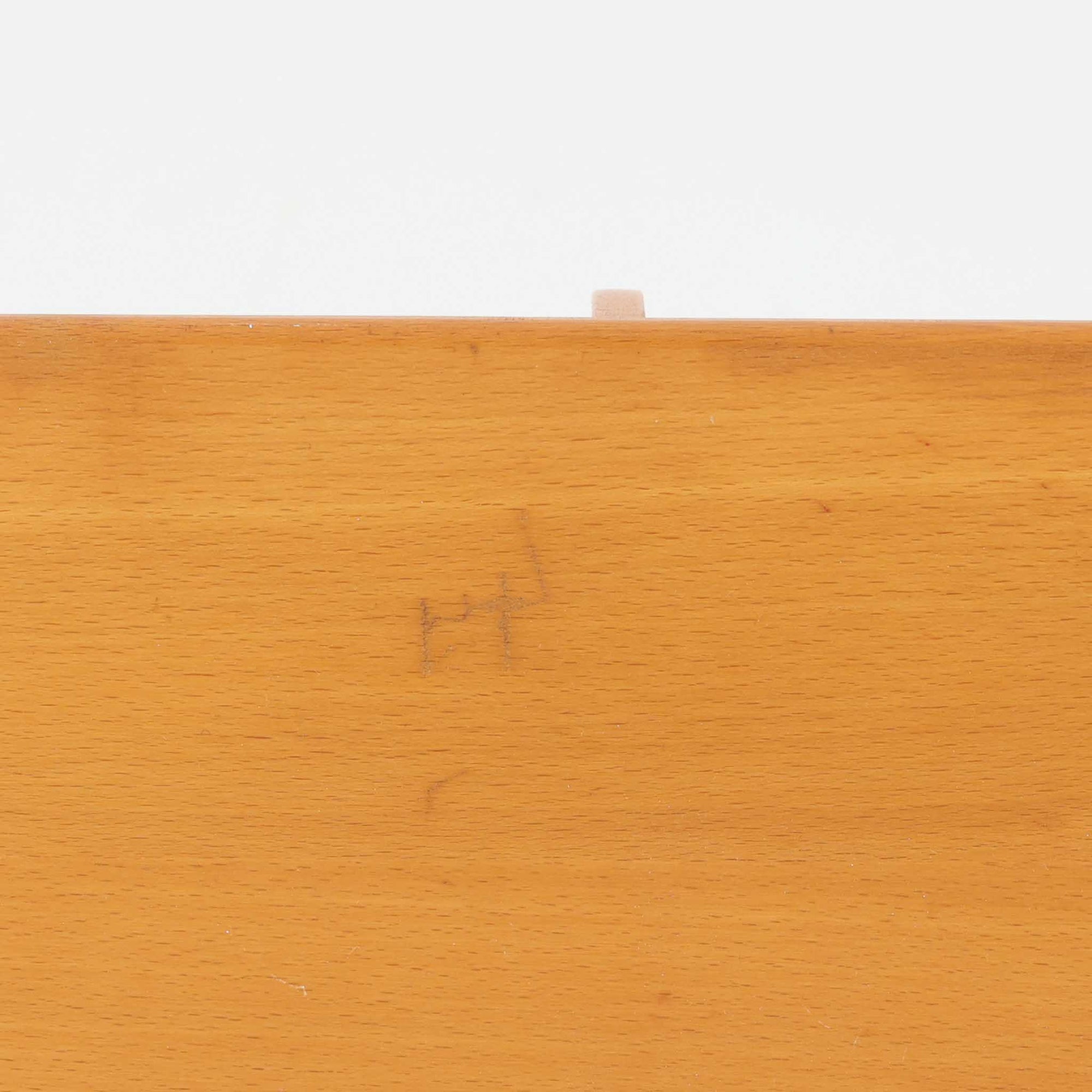 Borge Mogensen（ボーエ・モーエンセン）デザイン、FDB Mobler製のウォールシェルフ Model B5です。ビーチ無垢材を使用したシンプルで温かみのあるデザインが特徴で、北欧家具ならではの機能性と美しさを兼ね備えています。両サイドのパネルと背面のバー構造により、収納物が安定しやすく、実用性の高い設計となっています。中央の仕切りによって本や小物を整理しやすく、キッチンやリビング、書斎などさまざまな空間で活躍します。素朴で飽きのこないフォルムは、モーエンセンの「日常生活のための家具」という思想を体現したデザイン。デンマーク製の北欧ビンテージならではの味わい深い木の質感が魅力の一品です。