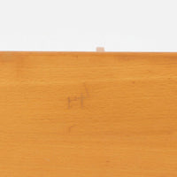 Borge Mogensen（ボーエ・モーエンセン）デザイン、FDB Mobler製のウォールシェルフ Model B5です。ビーチ無垢材を使用したシンプルで温かみのあるデザインが特徴で、北欧家具ならではの機能性と美しさを兼ね備えています。両サイドのパネルと背面のバー構造により、収納物が安定しやすく、実用性の高い設計となっています。中央の仕切りによって本や小物を整理しやすく、キッチンやリビング、書斎などさまざまな空間で活躍します。素朴で飽きのこないフォルムは、モーエンセンの「日常生活のための家具」という思想を体現したデザイン。デンマーク製の北欧ビンテージならではの味わい深い木の質感が魅力の一品です。