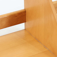 Borge Mogensen（ボーエ・モーエンセン）デザイン、FDB Mobler製のウォールシェルフ Model B5です。ビーチ無垢材を使用したシンプルで温かみのあるデザインが特徴で、北欧家具ならではの機能性と美しさを兼ね備えています。両サイドのパネルと背面のバー構造により、収納物が安定しやすく、実用性の高い設計となっています。中央の仕切りによって本や小物を整理しやすく、キッチンやリビング、書斎などさまざまな空間で活躍します。素朴で飽きのこないフォルムは、モーエンセンの「日常生活のための家具」という思想を体現したデザイン。デンマーク製の北欧ビンテージならではの味わい深い木の質感が魅力の一品です。