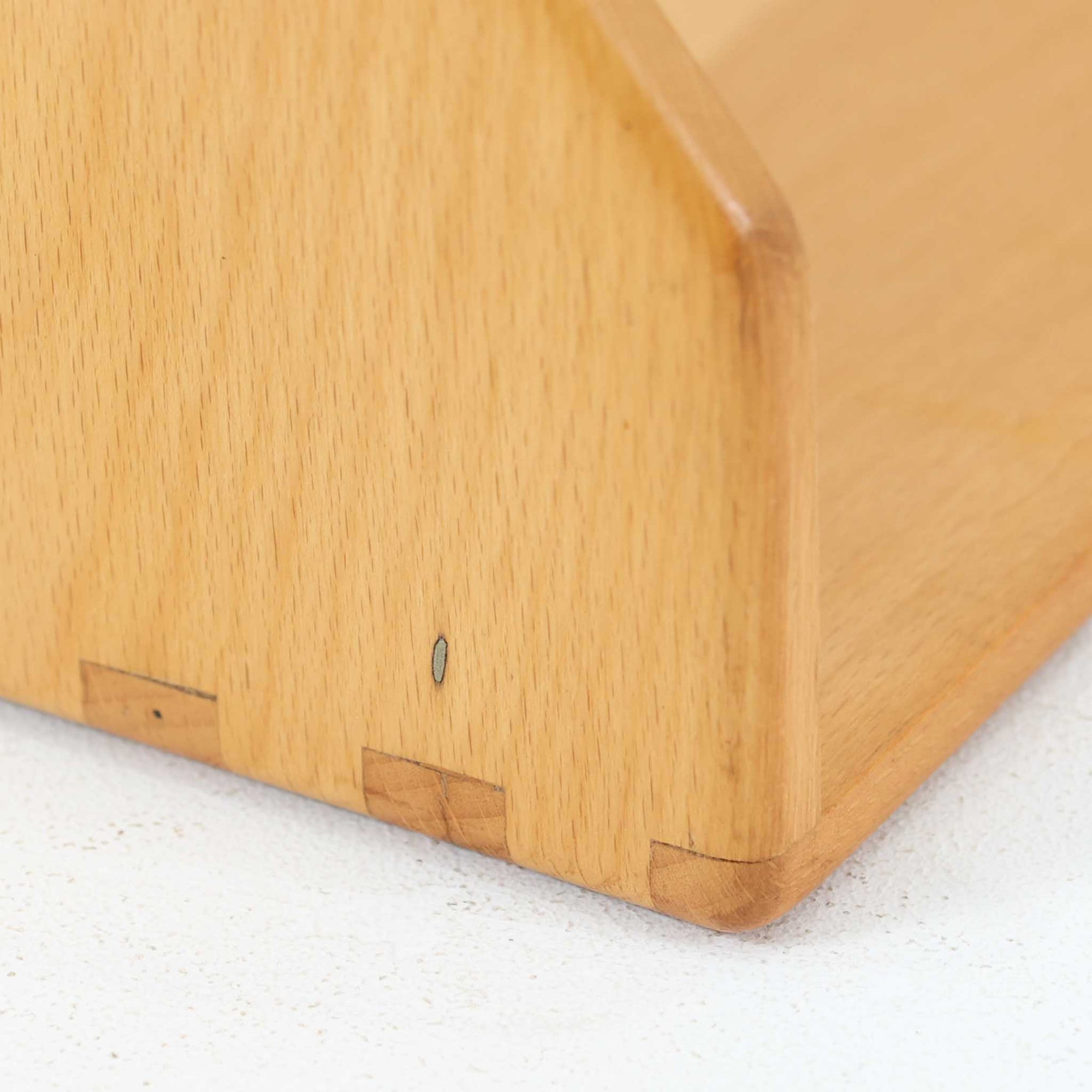 Borge Mogensen（ボーエ・モーエンセン）デザイン、FDB Mobler製のウォールシェルフ Model B5です。ビーチ無垢材を使用したシンプルで温かみのあるデザインが特徴で、北欧家具ならではの機能性と美しさを兼ね備えています。両サイドのパネルと背面のバー構造により、収納物が安定しやすく、実用性の高い設計となっています。中央の仕切りによって本や小物を整理しやすく、キッチンやリビング、書斎などさまざまな空間で活躍します。素朴で飽きのこないフォルムは、モーエンセンの「日常生活のための家具」という思想を体現したデザイン。デンマーク製の北欧ビンテージならではの味わい深い木の質感が魅力の一品です。