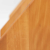 Borge Mogensen（ボーエ・モーエンセン）デザイン、FDB Mobler製のウォールシェルフ Model B5です。ビーチ無垢材を使用したシンプルで温かみのあるデザインが特徴で、北欧家具ならではの機能性と美しさを兼ね備えています。両サイドのパネルと背面のバー構造により、収納物が安定しやすく、実用性の高い設計となっています。中央の仕切りによって本や小物を整理しやすく、キッチンやリビング、書斎などさまざまな空間で活躍します。素朴で飽きのこないフォルムは、モーエンセンの「日常生活のための家具」という思想を体現したデザイン。デンマーク製の北欧ビンテージならではの味わい深い木の質感が魅力の一品です。