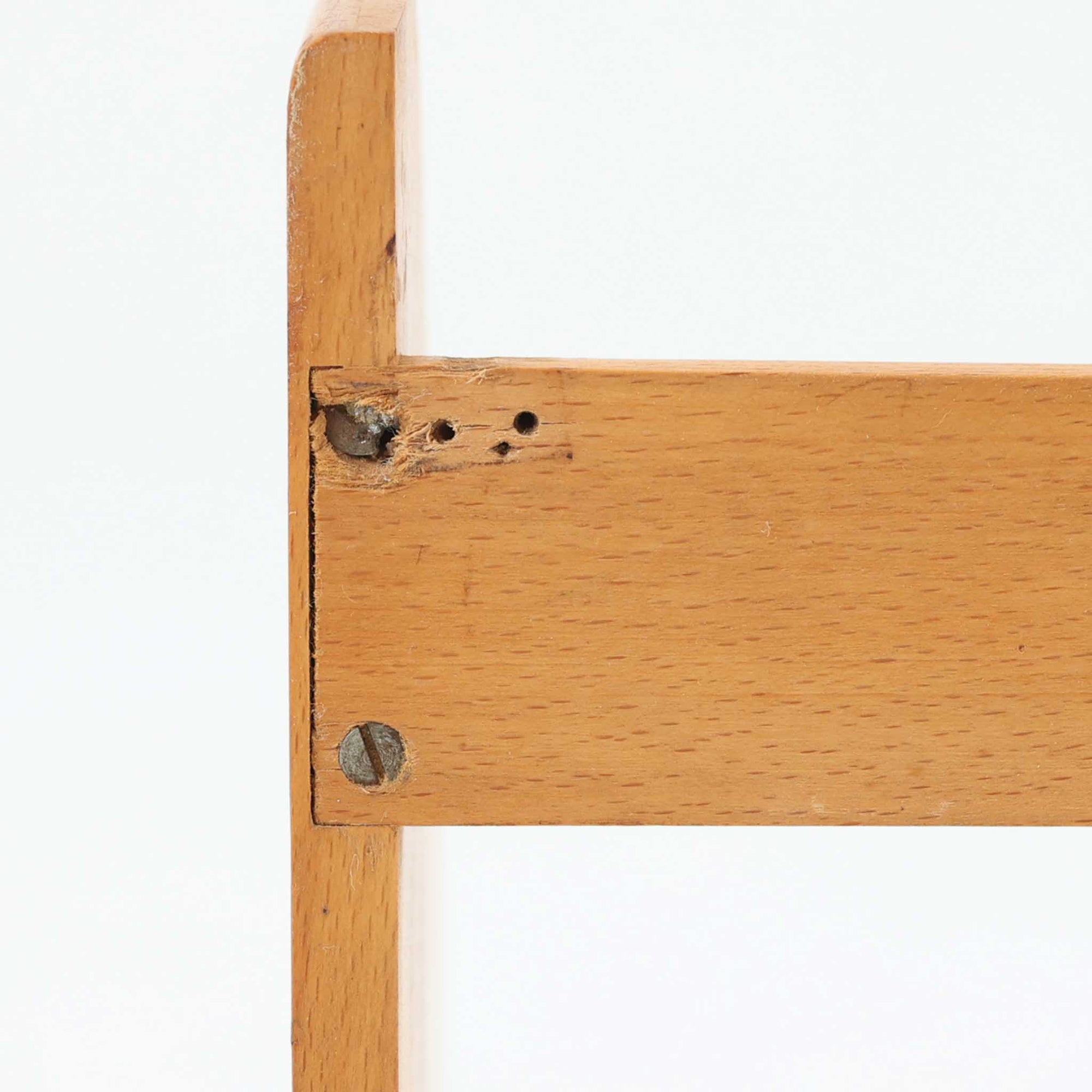 Borge Mogensen（ボーエ・モーエンセン）デザイン、FDB Mobler製のウォールシェルフ Model B5です。ビーチ無垢材を使用したシンプルで温かみのあるデザインが特徴で、北欧家具ならではの機能性と美しさを兼ね備えています。両サイドのパネルと背面のバー構造により、収納物が安定しやすく、実用性の高い設計となっています。中央の仕切りによって本や小物を整理しやすく、キッチンやリビング、書斎などさまざまな空間で活躍します。素朴で飽きのこないフォルムは、モーエンセンの「日常生活のための家具」という思想を体現したデザイン。デンマーク製の北欧ビンテージならではの味わい深い木の質感が魅力の一品です。