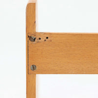 Borge Mogensen（ボーエ・モーエンセン）デザイン、FDB Mobler製のウォールシェルフ Model B5です。ビーチ無垢材を使用したシンプルで温かみのあるデザインが特徴で、北欧家具ならではの機能性と美しさを兼ね備えています。両サイドのパネルと背面のバー構造により、収納物が安定しやすく、実用性の高い設計となっています。中央の仕切りによって本や小物を整理しやすく、キッチンやリビング、書斎などさまざまな空間で活躍します。素朴で飽きのこないフォルムは、モーエンセンの「日常生活のための家具」という思想を体現したデザイン。デンマーク製の北欧ビンテージならではの味わい深い木の質感が魅力の一品です。