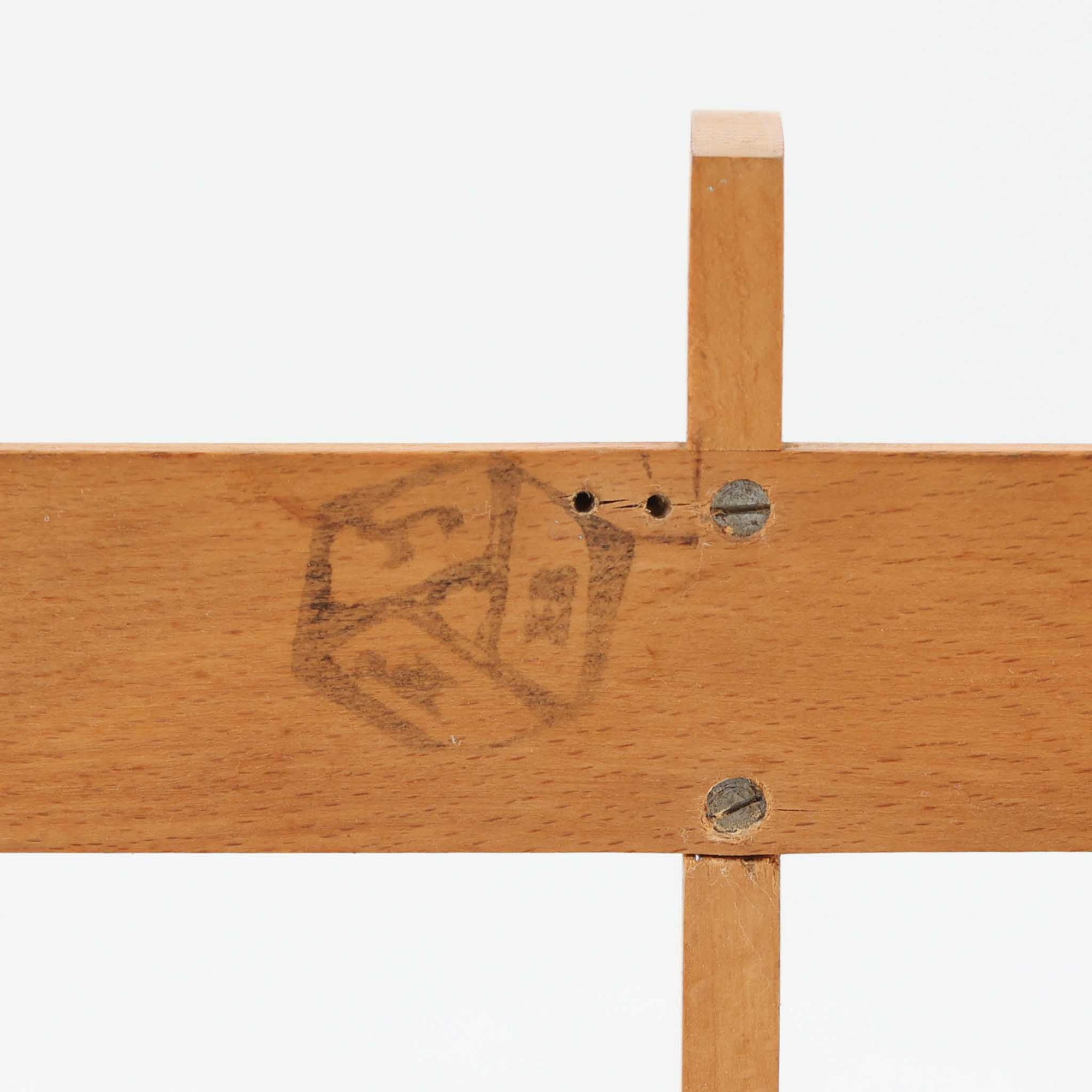 Borge Mogensen（ボーエ・モーエンセン）デザイン、FDB Mobler製のウォールシェルフ Model B5です。ビーチ無垢材を使用したシンプルで温かみのあるデザインが特徴で、北欧家具ならではの機能性と美しさを兼ね備えています。両サイドのパネルと背面のバー構造により、収納物が安定しやすく、実用性の高い設計となっています。中央の仕切りによって本や小物を整理しやすく、キッチンやリビング、書斎などさまざまな空間で活躍します。素朴で飽きのこないフォルムは、モーエンセンの「日常生活のための家具」という思想を体現したデザイン。デンマーク製の北欧ビンテージならではの味わい深い木の質感が魅力の一品です。