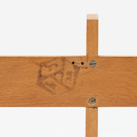 Borge Mogensen（ボーエ・モーエンセン）デザイン、FDB Mobler製のウォールシェルフ Model B5です。ビーチ無垢材を使用したシンプルで温かみのあるデザインが特徴で、北欧家具ならではの機能性と美しさを兼ね備えています。両サイドのパネルと背面のバー構造により、収納物が安定しやすく、実用性の高い設計となっています。中央の仕切りによって本や小物を整理しやすく、キッチンやリビング、書斎などさまざまな空間で活躍します。素朴で飽きのこないフォルムは、モーエンセンの「日常生活のための家具」という思想を体現したデザイン。デンマーク製の北欧ビンテージならではの味わい深い木の質感が魅力の一品です。