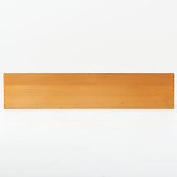 Borge Mogensen（ボーエ・モーエンセン）デザイン、FDB Mobler製のウォールシェルフ Model B5です。ビーチ無垢材を使用したシンプルで温かみのあるデザインが特徴で、北欧家具ならではの機能性と美しさを兼ね備えています。両サイドのパネルと背面のバー構造により、収納物が安定しやすく、実用性の高い設計となっています。中央の仕切りによって本や小物を整理しやすく、キッチンやリビング、書斎などさまざまな空間で活躍します。素朴で飽きのこないフォルムは、モーエンセンの「日常生活のための家具」という思想を体現したデザイン。デンマーク製の北欧ビンテージならではの味わい深い木の質感が魅力の一品です。