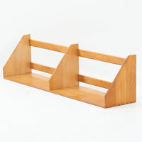 Borge Mogensen（ボーエ・モーエンセン）デザイン、FDB Mobler製のウォールシェルフ Model B5です。ビーチ無垢材を使用したシンプルで温かみのあるデザインが特徴で、北欧家具ならではの機能性と美しさを兼ね備えています。両サイドのパネルと背面のバー構造により、収納物が安定しやすく、実用性の高い設計となっています。中央の仕切りによって本や小物を整理しやすく、キッチンやリビング、書斎などさまざまな空間で活躍します。素朴で飽きのこないフォルムは、モーエンセンの「日常生活のための家具」という思想を体現したデザイン。デンマーク製の北欧ビンテージならではの味わい深い木の質感が魅力の一品です。