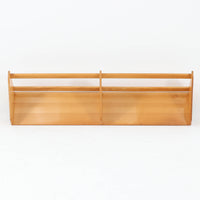 Borge Mogensen（ボーエ・モーエンセン）デザイン、FDB Mobler製のウォールシェルフ Model B5です。ビーチ無垢材を使用したシンプルで温かみのあるデザインが特徴で、北欧家具ならではの機能性と美しさを兼ね備えています。両サイドのパネルと背面のバー構造により、収納物が安定しやすく、実用性の高い設計となっています。中央の仕切りによって本や小物を整理しやすく、キッチンやリビング、書斎などさまざまな空間で活躍します。素朴で飽きのこないフォルムは、モーエンセンの「日常生活のための家具」という思想を体現したデザイン。デンマーク製の北欧ビンテージならではの味わい深い木の質感が魅力の一品です。