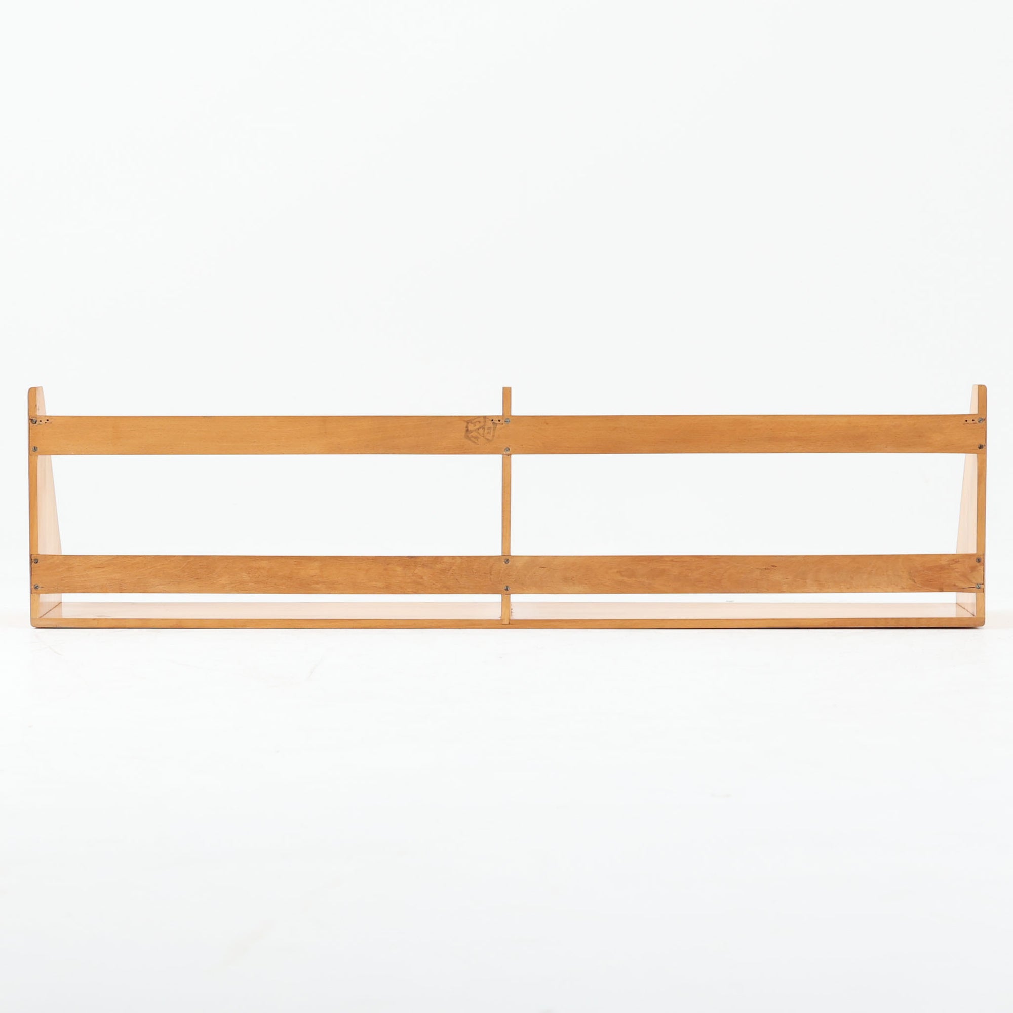 Borge Mogensen（ボーエ・モーエンセン）デザイン、FDB Mobler製のウォールシェルフ Model B5です。ビーチ無垢材を使用したシンプルで温かみのあるデザインが特徴で、北欧家具ならではの機能性と美しさを兼ね備えています。両サイドのパネルと背面のバー構造により、収納物が安定しやすく、実用性の高い設計となっています。中央の仕切りによって本や小物を整理しやすく、キッチンやリビング、書斎などさまざまな空間で活躍します。素朴で飽きのこないフォルムは、モーエンセンの「日常生活のための家具」という思想を体現したデザイン。デンマーク製の北欧ビンテージならではの味わい深い木の質感が魅力の一品です。