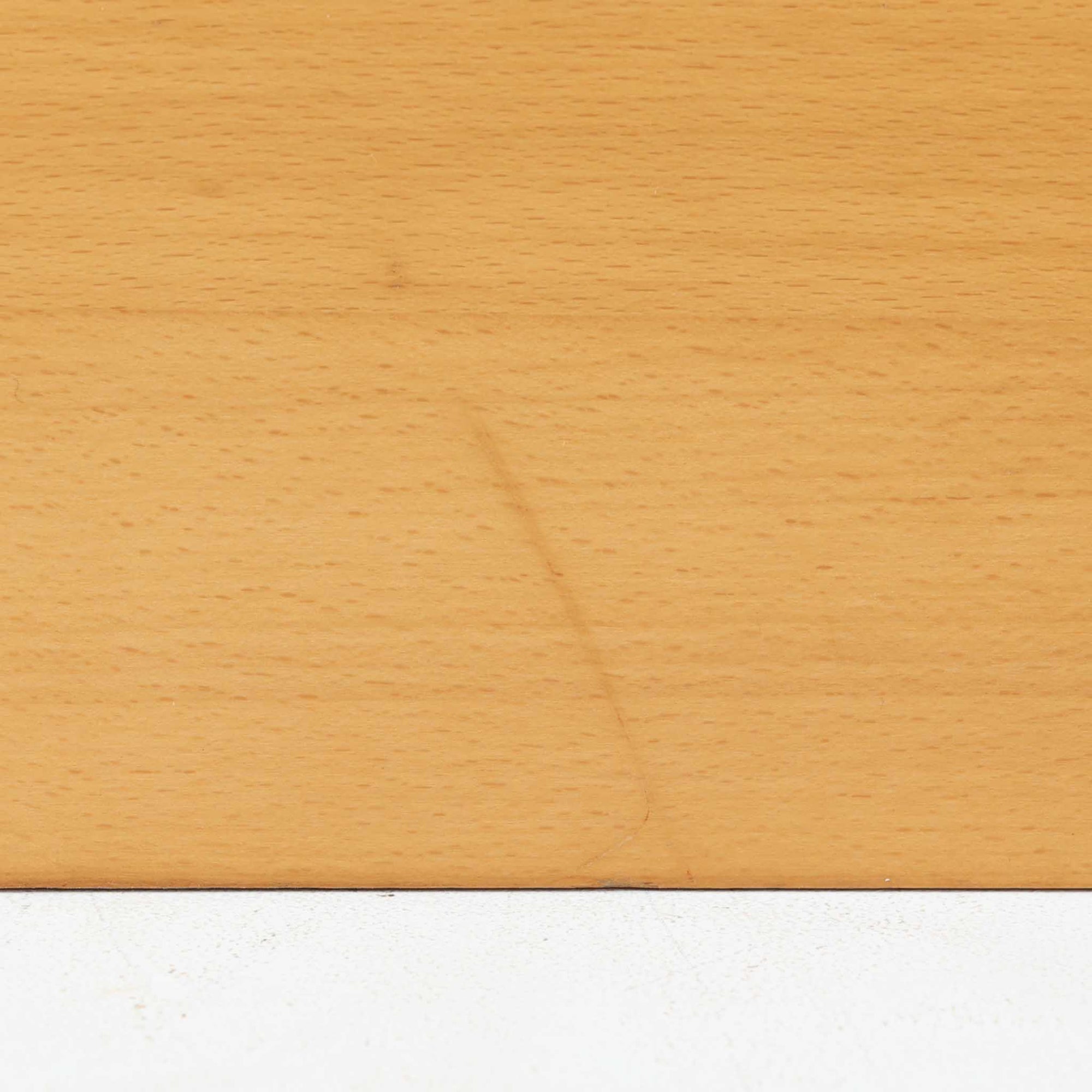 Borge Mogensen（ボーエ・モーエンセン）デザイン、FDB Mobler製のウォールシェルフ Model B5です。ビーチ無垢材を使用したシンプルで温かみのあるデザインが特徴で、北欧家具ならではの機能性と美しさを兼ね備えています。両サイドのパネルと背面のバー構造により、収納物が安定しやすく、実用性の高い設計となっています。中央の仕切りによって本や小物を整理しやすく、キッチンやリビング、書斎などさまざまな空間で活躍します。素朴で飽きのこないフォルムは、モーエンセンの「日常生活のための家具」という思想を体現したデザイン。デンマーク製の北欧ビンテージならではの味わい深い木の質感が魅力の一品です。