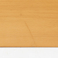 Borge Mogensen（ボーエ・モーエンセン）デザイン、FDB Mobler製のウォールシェルフ Model B5です。ビーチ無垢材を使用したシンプルで温かみのあるデザインが特徴で、北欧家具ならではの機能性と美しさを兼ね備えています。両サイドのパネルと背面のバー構造により、収納物が安定しやすく、実用性の高い設計となっています。中央の仕切りによって本や小物を整理しやすく、キッチンやリビング、書斎などさまざまな空間で活躍します。素朴で飽きのこないフォルムは、モーエンセンの「日常生活のための家具」という思想を体現したデザイン。デンマーク製の北欧ビンテージならではの味わい深い木の質感が魅力の一品です。