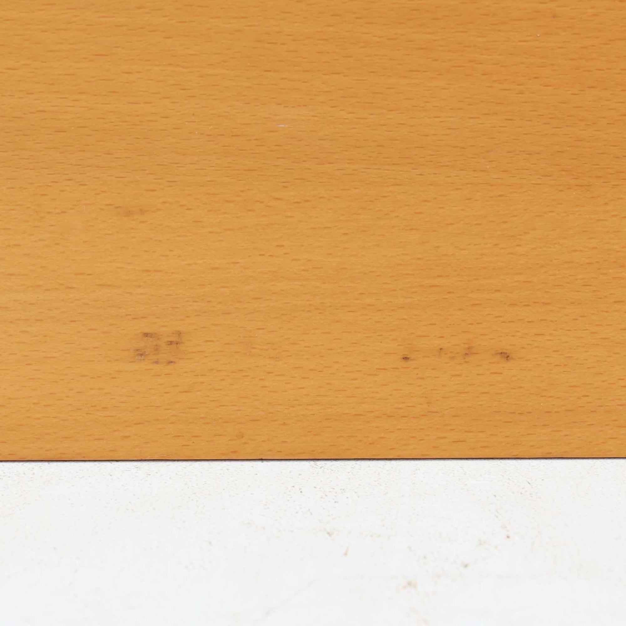 Borge Mogensen（ボーエ・モーエンセン）デザイン、FDB Mobler製のウォールシェルフ Model B5です。ビーチ無垢材を使用したシンプルで温かみのあるデザインが特徴で、北欧家具ならではの機能性と美しさを兼ね備えています。両サイドのパネルと背面のバー構造により、収納物が安定しやすく、実用性の高い設計となっています。中央の仕切りによって本や小物を整理しやすく、キッチンやリビング、書斎などさまざまな空間で活躍します。素朴で飽きのこないフォルムは、モーエンセンの「日常生活のための家具」という思想を体現したデザイン。デンマーク製の北欧ビンテージならではの味わい深い木の質感が魅力の一品です。