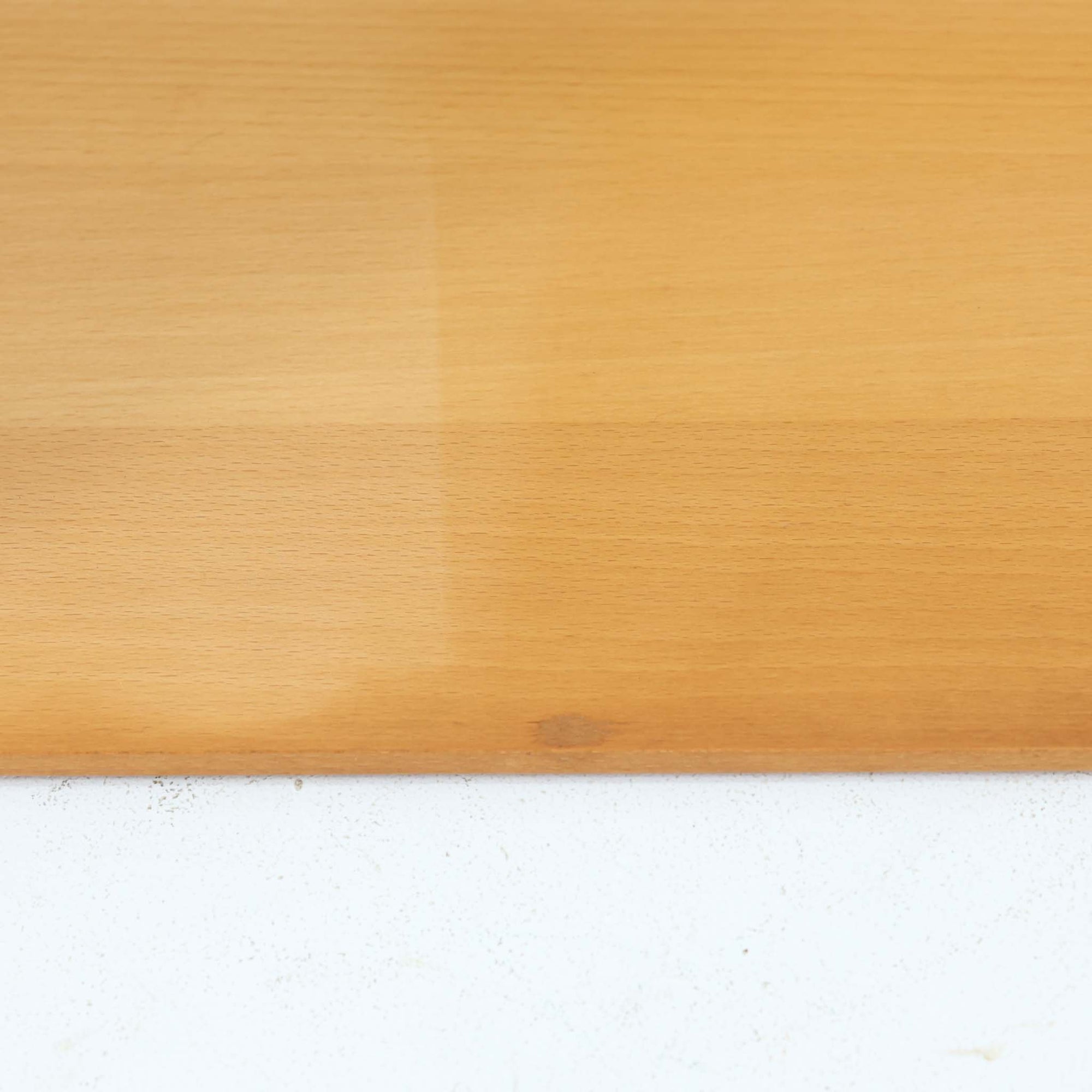 Borge Mogensen（ボーエ・モーエンセン）デザイン、FDB Mobler製のウォールシェルフ Model B5です。ビーチ無垢材を使用したシンプルで温かみのあるデザインが特徴で、北欧家具ならではの機能性と美しさを兼ね備えています。両サイドのパネルと背面のバー構造により、収納物が安定しやすく、実用性の高い設計となっています。中央の仕切りによって本や小物を整理しやすく、キッチンやリビング、書斎などさまざまな空間で活躍します。素朴で飽きのこないフォルムは、モーエンセンの「日常生活のための家具」という思想を体現したデザイン。デンマーク製の北欧ビンテージならではの味わい深い木の質感が魅力の一品です。