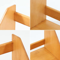 Borge Mogensen（ボーエ・モーエンセン）デザイン、FDB Mobler製のウォールシェルフ Model B5です。ビーチ無垢材を使用したシンプルで温かみのあるデザインが特徴で、北欧家具ならではの機能性と美しさを兼ね備えています。両サイドのパネルと背面のバー構造により、収納物が安定しやすく、実用性の高い設計となっています。中央の仕切りによって本や小物を整理しやすく、キッチンやリビング、書斎などさまざまな空間で活躍します。素朴で飽きのこないフォルムは、モーエンセンの「日常生活のための家具」という思想を体現したデザイン。デンマーク製の北欧ビンテージならではの味わい深い木の質感が魅力の一品です。