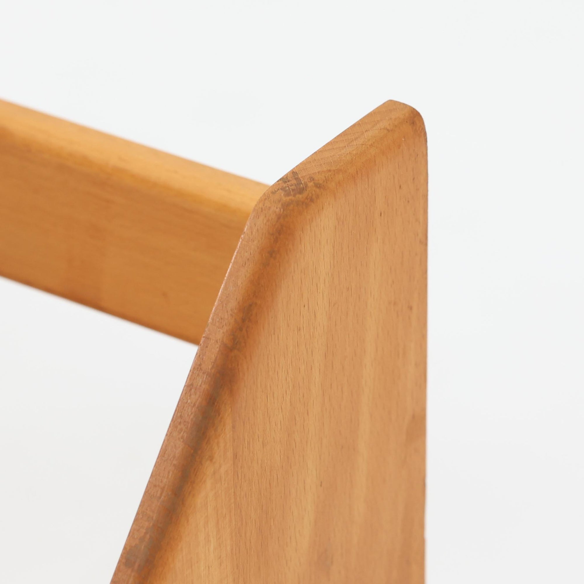 Borge Mogensen（ボーエ・モーエンセン）デザイン、FDB Mobler製のウォールシェルフ Model B5です。ビーチ無垢材を使用したシンプルで温かみのあるデザインが特徴で、北欧家具ならではの機能性と美しさを兼ね備えています。両サイドのパネルと背面のバー構造により、収納物が安定しやすく、実用性の高い設計となっています。中央の仕切りによって本や小物を整理しやすく、キッチンやリビング、書斎などさまざまな空間で活躍します。素朴で飽きのこないフォルムは、モーエンセンの「日常生活のための家具」という思想を体現したデザイン。デンマーク製の北欧ビンテージならではの味わい深い木の質感が魅力の一品です。