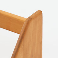 Borge Mogensen（ボーエ・モーエンセン）デザイン、FDB Mobler製のウォールシェルフ Model B5です。ビーチ無垢材を使用したシンプルで温かみのあるデザインが特徴で、北欧家具ならではの機能性と美しさを兼ね備えています。両サイドのパネルと背面のバー構造により、収納物が安定しやすく、実用性の高い設計となっています。中央の仕切りによって本や小物を整理しやすく、キッチンやリビング、書斎などさまざまな空間で活躍します。素朴で飽きのこないフォルムは、モーエンセンの「日常生活のための家具」という思想を体現したデザイン。デンマーク製の北欧ビンテージならではの味わい深い木の質感が魅力の一品です。