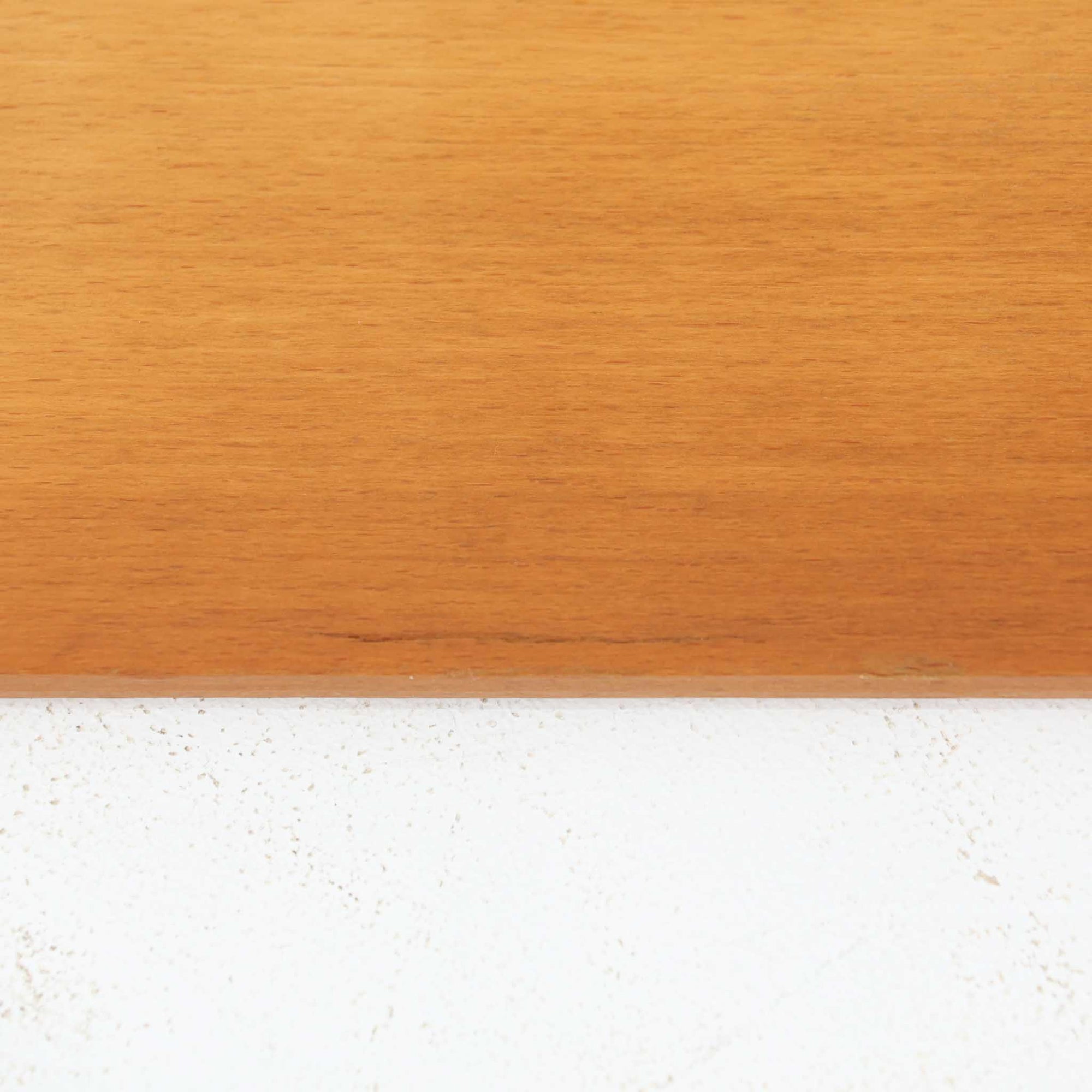 Borge Mogensen（ボーエ・モーエンセン）デザイン、FDB Mobler製のウォールシェルフ Model B5です。ビーチ無垢材を使用したシンプルで温かみのあるデザインが特徴で、北欧家具ならではの機能性と美しさを兼ね備えています。両サイドのパネルと背面のバー構造により、収納物が安定しやすく、実用性の高い設計となっています。中央の仕切りによって本や小物を整理しやすく、キッチンやリビング、書斎などさまざまな空間で活躍します。素朴で飽きのこないフォルムは、モーエンセンの「日常生活のための家具」という思想を体現したデザイン。デンマーク製の北欧ビンテージならではの味わい深い木の質感が魅力の一品です。