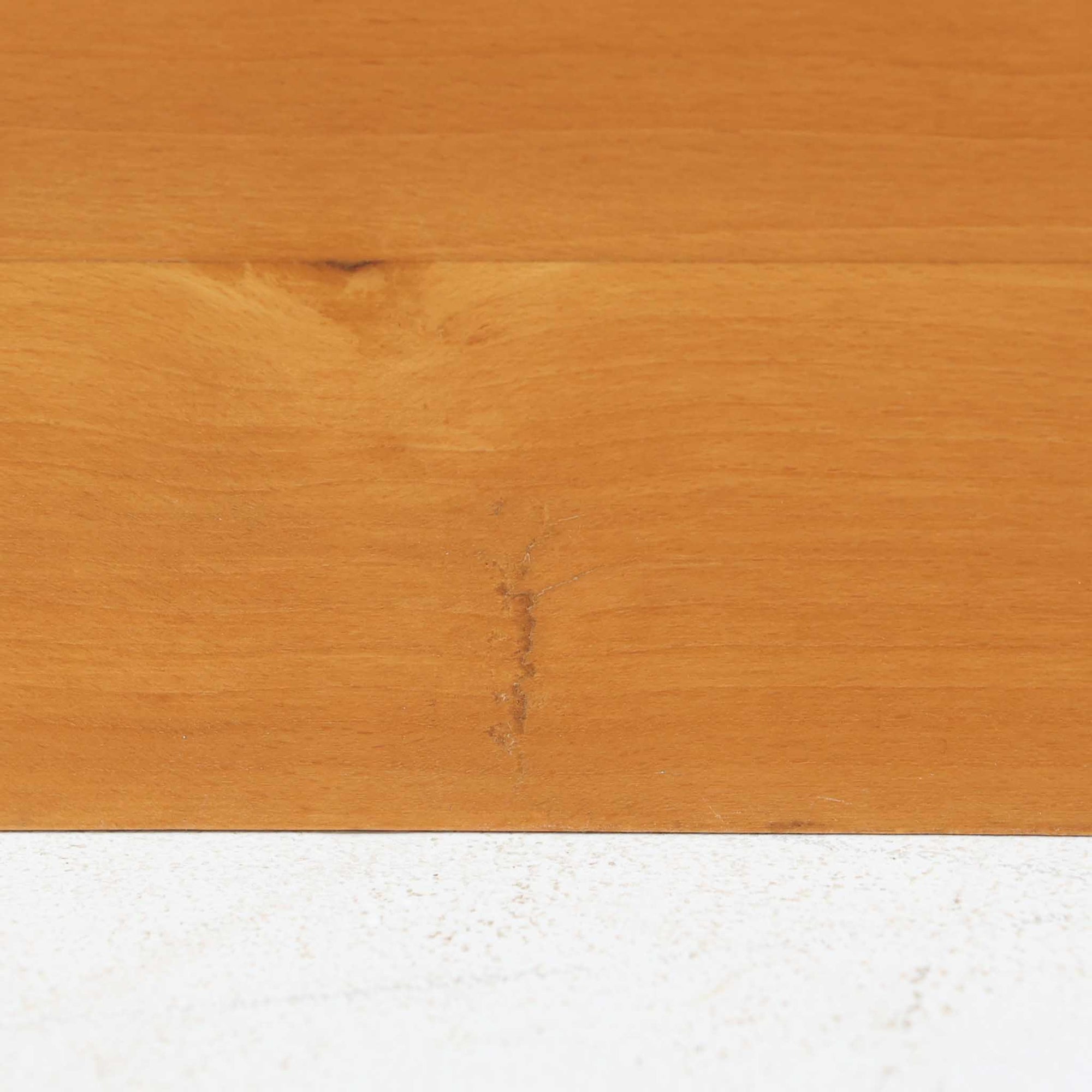 Borge Mogensen（ボーエ・モーエンセン）デザイン、FDB Mobler製のウォールシェルフ Model B5です。ビーチ無垢材を使用したシンプルで温かみのあるデザインが特徴で、北欧家具ならではの機能性と美しさを兼ね備えています。両サイドのパネルと背面のバー構造により、収納物が安定しやすく、実用性の高い設計となっています。中央の仕切りによって本や小物を整理しやすく、キッチンやリビング、書斎などさまざまな空間で活躍します。素朴で飽きのこないフォルムは、モーエンセンの「日常生活のための家具」という思想を体現したデザイン。デンマーク製の北欧ビンテージならではの味わい深い木の質感が魅力の一品です。