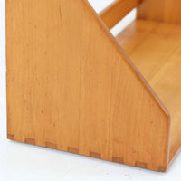 Borge Mogensen（ボーエ・モーエンセン）デザイン、FDB Mobler製のウォールシェルフ Model B5です。ビーチ無垢材を使用したシンプルで温かみのあるデザインが特徴で、北欧家具ならではの機能性と美しさを兼ね備えています。両サイドのパネルと背面のバー構造により、収納物が安定しやすく、実用性の高い設計となっています。中央の仕切りによって本や小物を整理しやすく、キッチンやリビング、書斎などさまざまな空間で活躍します。素朴で飽きのこないフォルムは、モーエンセンの「日常生活のための家具」という思想を体現したデザイン。デンマーク製の北欧ビンテージならではの味わい深い木の質感が魅力の一品です。