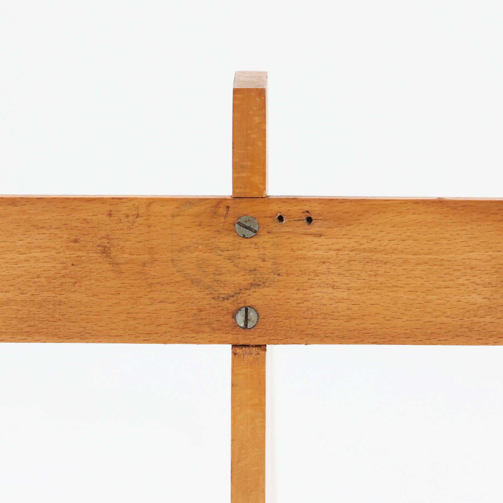 Borge Mogensen（ボーエ・モーエンセン）デザイン、FDB Mobler製のウォールシェルフ Model B5です。ビーチ無垢材を使用したシンプルで温かみのあるデザインが特徴で、北欧家具ならではの機能性と美しさを兼ね備えています。両サイドのパネルと背面のバー構造により、収納物が安定しやすく、実用性の高い設計となっています。中央の仕切りによって本や小物を整理しやすく、キッチンやリビング、書斎などさまざまな空間で活躍します。素朴で飽きのこないフォルムは、モーエンセンの「日常生活のための家具」という思想を体現したデザイン。デンマーク製の北欧ビンテージならではの味わい深い木の質感が魅力の一品です。