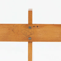 Borge Mogensen（ボーエ・モーエンセン）デザイン、FDB Mobler製のウォールシェルフ Model B5です。ビーチ無垢材を使用したシンプルで温かみのあるデザインが特徴で、北欧家具ならではの機能性と美しさを兼ね備えています。両サイドのパネルと背面のバー構造により、収納物が安定しやすく、実用性の高い設計となっています。中央の仕切りによって本や小物を整理しやすく、キッチンやリビング、書斎などさまざまな空間で活躍します。素朴で飽きのこないフォルムは、モーエンセンの「日常生活のための家具」という思想を体現したデザイン。デンマーク製の北欧ビンテージならではの味わい深い木の質感が魅力の一品です。