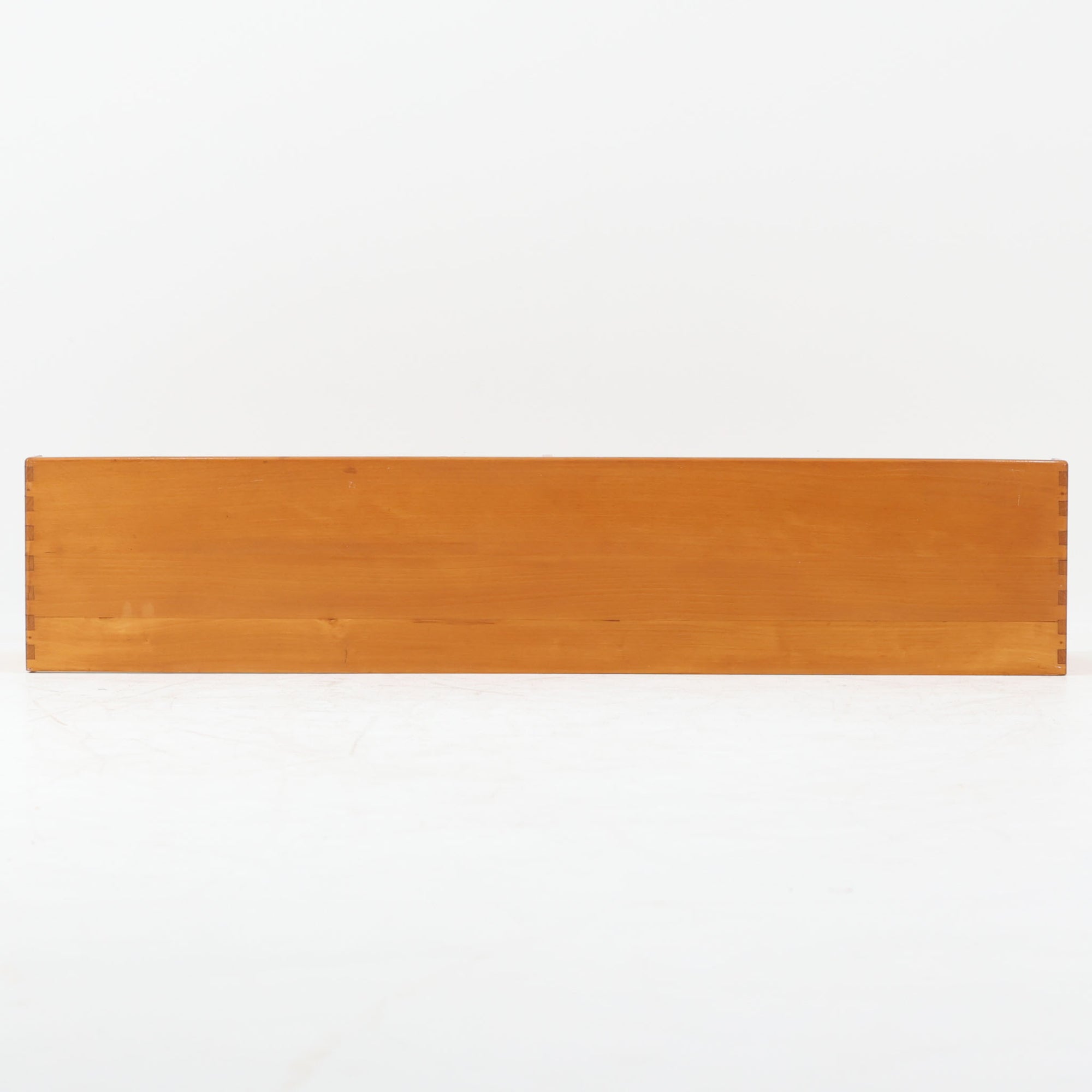 Borge Mogensen（ボーエ・モーエンセン）デザイン、FDB Mobler製のウォールシェルフ Model B5です。ビーチ無垢材を使用したシンプルで温かみのあるデザインが特徴で、北欧家具ならではの機能性と美しさを兼ね備えています。両サイドのパネルと背面のバー構造により、収納物が安定しやすく、実用性の高い設計となっています。中央の仕切りによって本や小物を整理しやすく、キッチンやリビング、書斎などさまざまな空間で活躍します。素朴で飽きのこないフォルムは、モーエンセンの「日常生活のための家具」という思想を体現したデザイン。デンマーク製の北欧ビンテージならではの味わい深い木の質感が魅力の一品です。