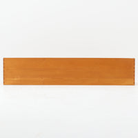 Borge Mogensen（ボーエ・モーエンセン）デザイン、FDB Mobler製のウォールシェルフ Model B5です。ビーチ無垢材を使用したシンプルで温かみのあるデザインが特徴で、北欧家具ならではの機能性と美しさを兼ね備えています。両サイドのパネルと背面のバー構造により、収納物が安定しやすく、実用性の高い設計となっています。中央の仕切りによって本や小物を整理しやすく、キッチンやリビング、書斎などさまざまな空間で活躍します。素朴で飽きのこないフォルムは、モーエンセンの「日常生活のための家具」という思想を体現したデザイン。デンマーク製の北欧ビンテージならではの味わい深い木の質感が魅力の一品です。