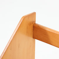 Borge Mogensen（ボーエ・モーエンセン）デザイン、FDB Mobler製のウォールシェルフ Model B5です。ビーチ無垢材を使用したシンプルで温かみのあるデザインが特徴で、北欧家具ならではの機能性と美しさを兼ね備えています。両サイドのパネルと背面のバー構造により、収納物が安定しやすく、実用性の高い設計となっています。中央の仕切りによって本や小物を整理しやすく、キッチンやリビング、書斎などさまざまな空間で活躍します。素朴で飽きのこないフォルムは、モーエンセンの「日常生活のための家具」という思想を体現したデザイン。デンマーク製の北欧ビンテージならではの味わい深い木の質感が魅力の一品です。