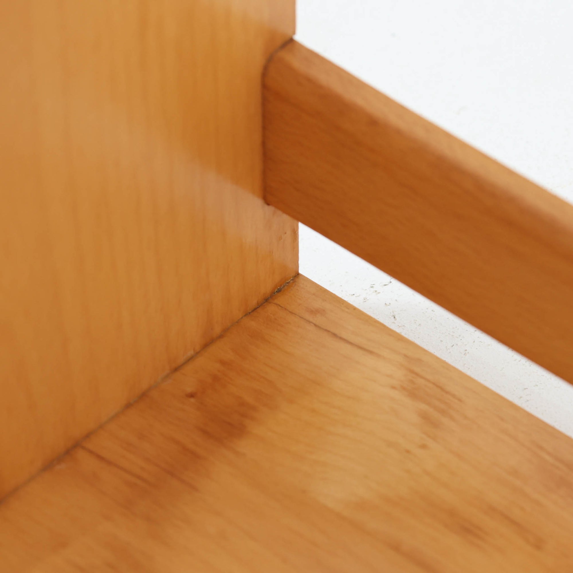 Borge Mogensen（ボーエ・モーエンセン）デザイン、FDB Mobler製のウォールシェルフ Model B5です。ビーチ無垢材を使用したシンプルで温かみのあるデザインが特徴で、北欧家具ならではの機能性と美しさを兼ね備えています。両サイドのパネルと背面のバー構造により、収納物が安定しやすく、実用性の高い設計となっています。中央の仕切りによって本や小物を整理しやすく、キッチンやリビング、書斎などさまざまな空間で活躍します。素朴で飽きのこないフォルムは、モーエンセンの「日常生活のための家具」という思想を体現したデザイン。デンマーク製の北欧ビンテージならではの味わい深い木の質感が魅力の一品です。