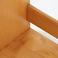 Borge Mogensen（ボーエ・モーエンセン）デザイン、FDB Mobler製のウォールシェルフ Model B5です。ビーチ無垢材を使用したシンプルで温かみのあるデザインが特徴で、北欧家具ならではの機能性と美しさを兼ね備えています。両サイドのパネルと背面のバー構造により、収納物が安定しやすく、実用性の高い設計となっています。中央の仕切りによって本や小物を整理しやすく、キッチンやリビング、書斎などさまざまな空間で活躍します。素朴で飽きのこないフォルムは、モーエンセンの「日常生活のための家具」という思想を体現したデザイン。デンマーク製の北欧ビンテージならではの味わい深い木の質感が魅力の一品です。