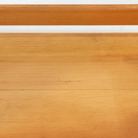 Borge Mogensen（ボーエ・モーエンセン）デザイン、FDB Mobler製のウォールシェルフ Model B5です。ビーチ無垢材を使用したシンプルで温かみのあるデザインが特徴で、北欧家具ならではの機能性と美しさを兼ね備えています。両サイドのパネルと背面のバー構造により、収納物が安定しやすく、実用性の高い設計となっています。中央の仕切りによって本や小物を整理しやすく、キッチンやリビング、書斎などさまざまな空間で活躍します。素朴で飽きのこないフォルムは、モーエンセンの「日常生活のための家具」という思想を体現したデザイン。デンマーク製の北欧ビンテージならではの味わい深い木の質感が魅力の一品です。