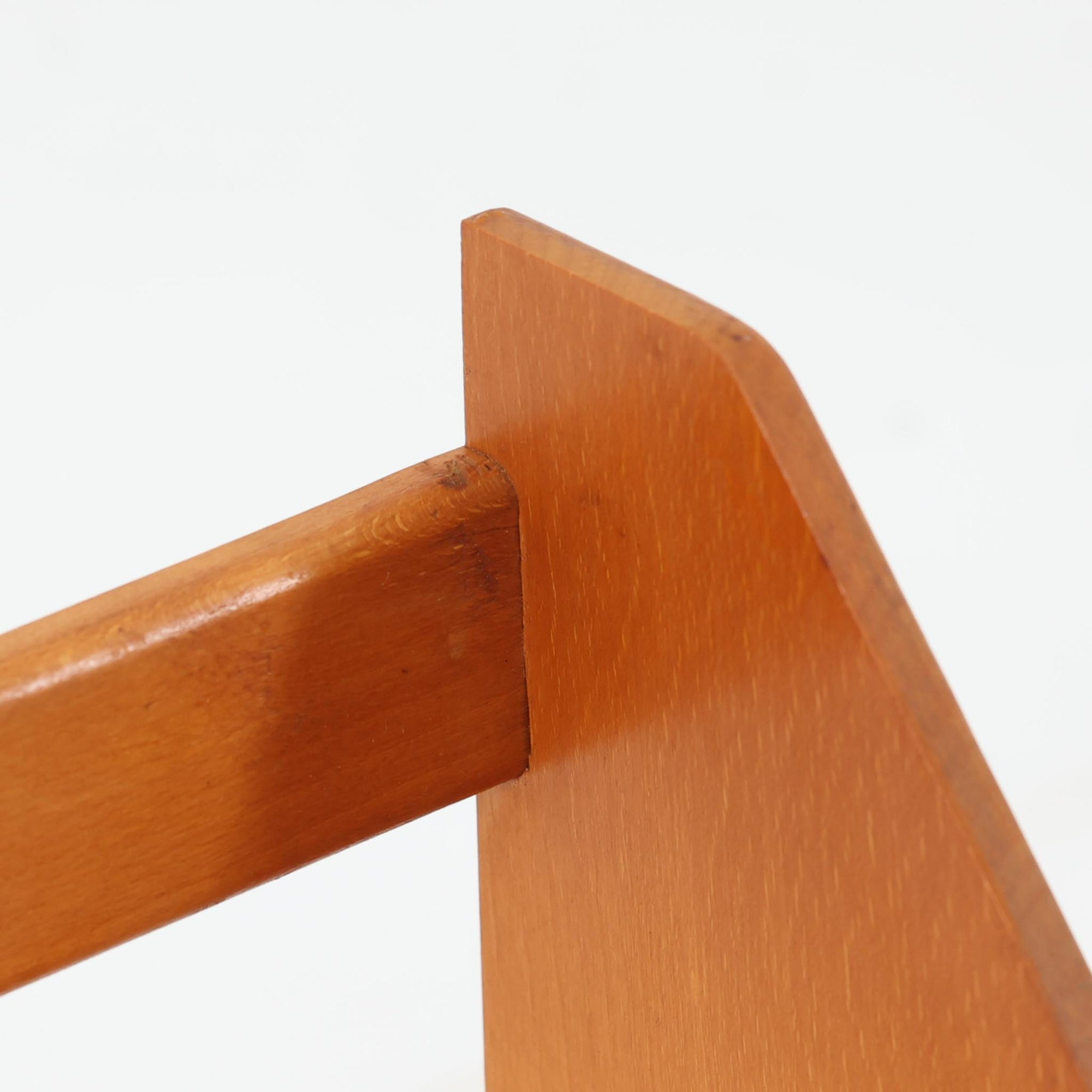 Borge Mogensen（ボーエ・モーエンセン）デザイン、FDB Mobler製のウォールシェルフ Model B5です。ビーチ無垢材を使用したシンプルで温かみのあるデザインが特徴で、北欧家具ならではの機能性と美しさを兼ね備えています。両サイドのパネルと背面のバー構造により、収納物が安定しやすく、実用性の高い設計となっています。中央の仕切りによって本や小物を整理しやすく、キッチンやリビング、書斎などさまざまな空間で活躍します。素朴で飽きのこないフォルムは、モーエンセンの「日常生活のための家具」という思想を体現したデザイン。デンマーク製の北欧ビンテージならではの味わい深い木の質感が魅力の一品です。