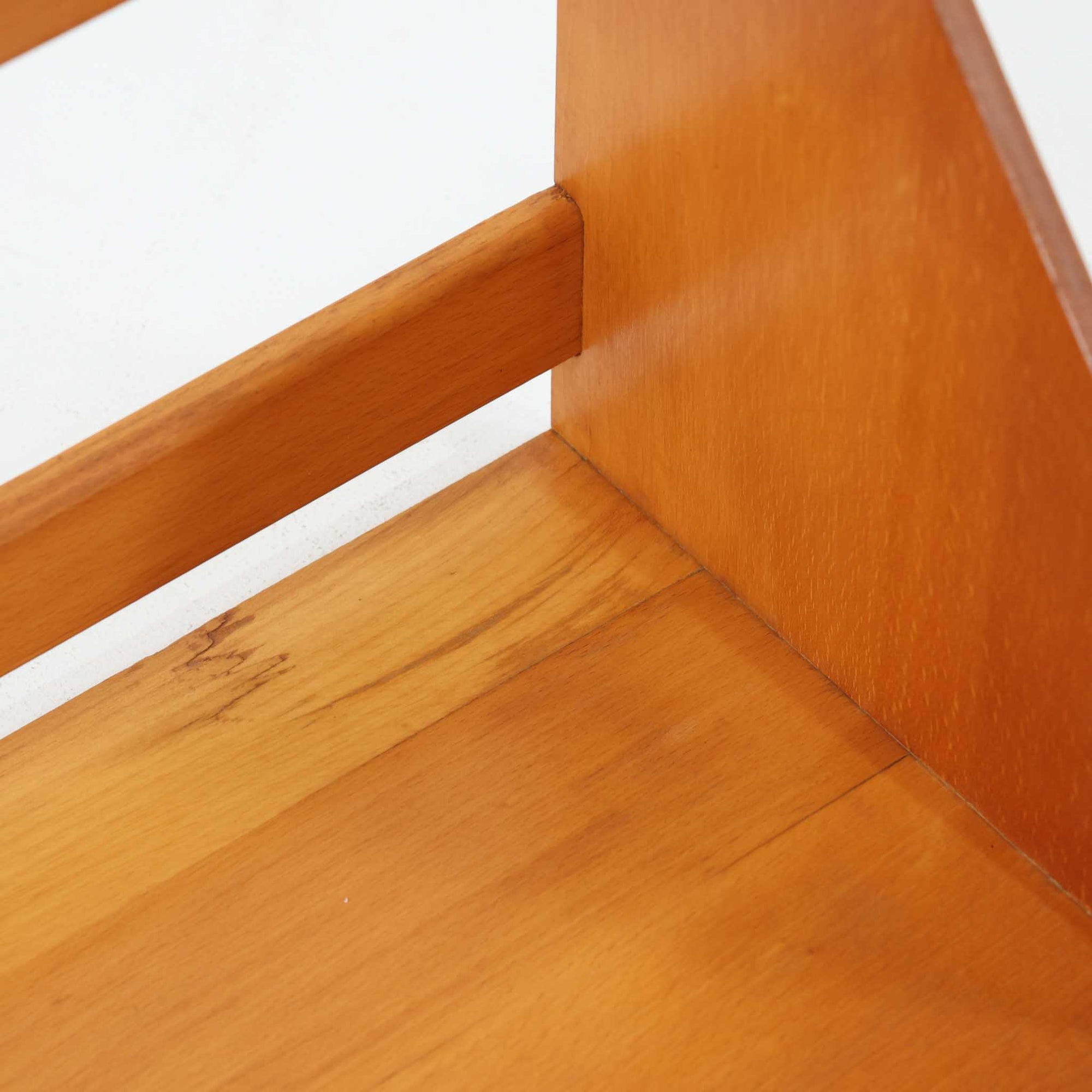 Borge Mogensen（ボーエ・モーエンセン）デザイン、FDB Mobler製のウォールシェルフ Model B5です。ビーチ無垢材を使用したシンプルで温かみのあるデザインが特徴で、北欧家具ならではの機能性と美しさを兼ね備えています。両サイドのパネルと背面のバー構造により、収納物が安定しやすく、実用性の高い設計となっています。中央の仕切りによって本や小物を整理しやすく、キッチンやリビング、書斎などさまざまな空間で活躍します。素朴で飽きのこないフォルムは、モーエンセンの「日常生活のための家具」という思想を体現したデザイン。デンマーク製の北欧ビンテージならではの味わい深い木の質感が魅力の一品です。