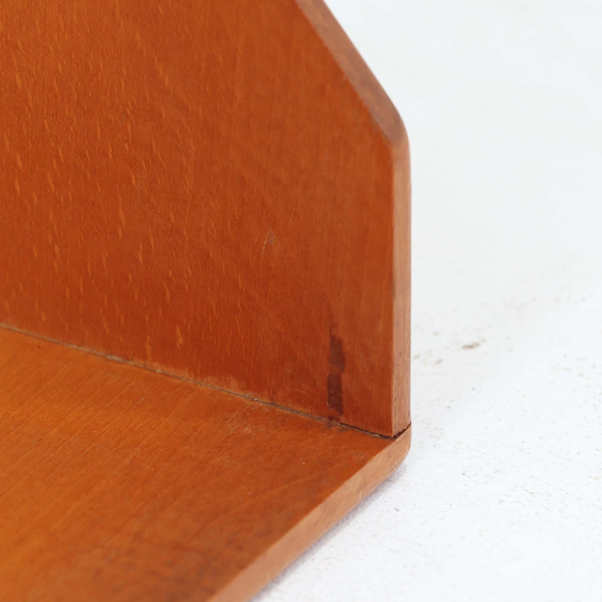 Borge Mogensen（ボーエ・モーエンセン）デザイン、FDB Mobler製のウォールシェルフ Model B5です。ビーチ無垢材を使用したシンプルで温かみのあるデザインが特徴で、北欧家具ならではの機能性と美しさを兼ね備えています。両サイドのパネルと背面のバー構造により、収納物が安定しやすく、実用性の高い設計となっています。中央の仕切りによって本や小物を整理しやすく、キッチンやリビング、書斎などさまざまな空間で活躍します。素朴で飽きのこないフォルムは、モーエンセンの「日常生活のための家具」という思想を体現したデザイン。デンマーク製の北欧ビンテージならではの味わい深い木の質感が魅力の一品です。