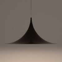 Claus BonderupとTorsten Thorupによるデザインのペンダントライト「Semi」は、Fog & Morup社から発表された北欧モダンを象徴する名作です。直径47cmのアルミシェードは美しい円錐を上下で切り取ったような独特のフォルムを持ち、光を下方向へ効率的に導きます。そのシャープでミニマルな造形は、空間にモダンな緊張感と優雅さをもたらし、ダイニングやリビングの中心を引き立てます。ビンテージならではの希少性と時を経た質感が一層の魅力を添え、北欧デザインの洗練を感じさせる一灯です。