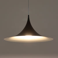 Claus BonderupとTorsten Thorupによるデザインのペンダントライト「Semi」は、Fog & Morup社から発表された北欧モダンを象徴する名作です。直径47cmのアルミシェードは美しい円錐を上下で切り取ったような独特のフォルムを持ち、光を下方向へ効率的に導きます。そのシャープでミニマルな造形は、空間にモダンな緊張感と優雅さをもたらし、ダイニングやリビングの中心を引き立てます。ビンテージならではの希少性と時を経た質感が一層の魅力を添え、北欧デザインの洗練を感じさせる一灯です。